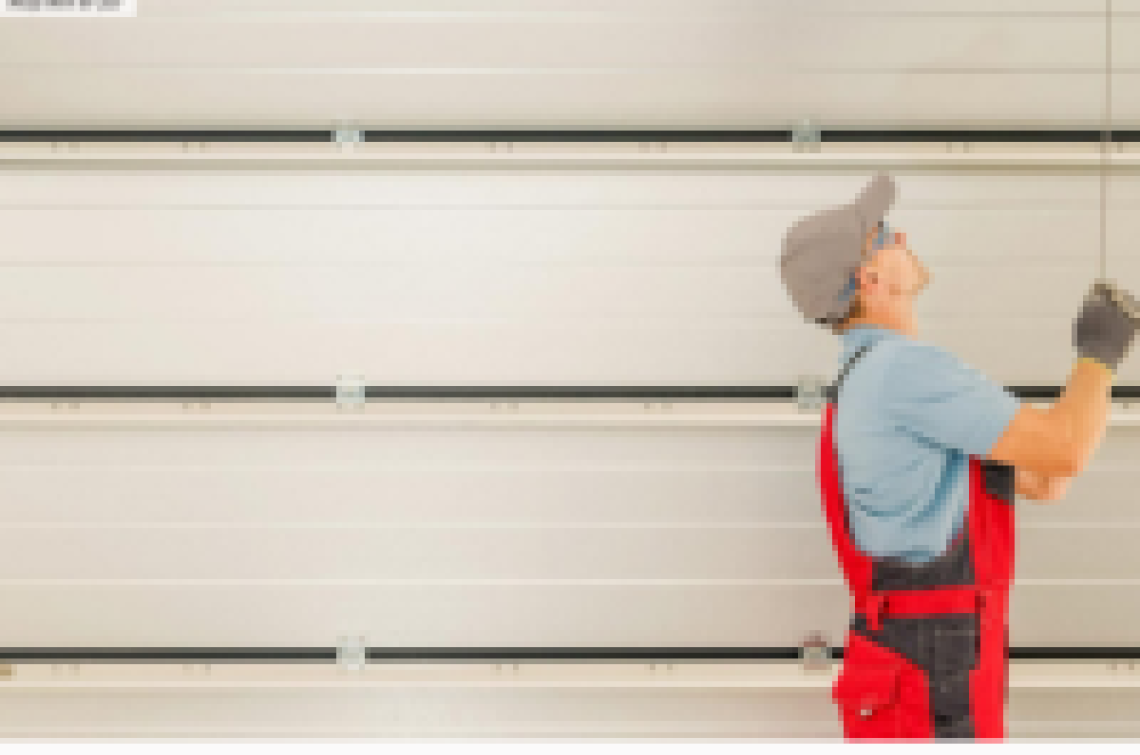 &Eacute;conomisez gr&acirc;ce aux programmes d&rsquo;entretien professionnel pour portes de garage 